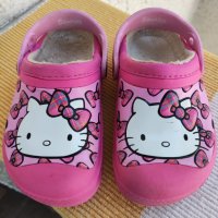 домашни чехли Crocs Hello Kitty, снимка 1 - Детски сандали и чехли - 43725848