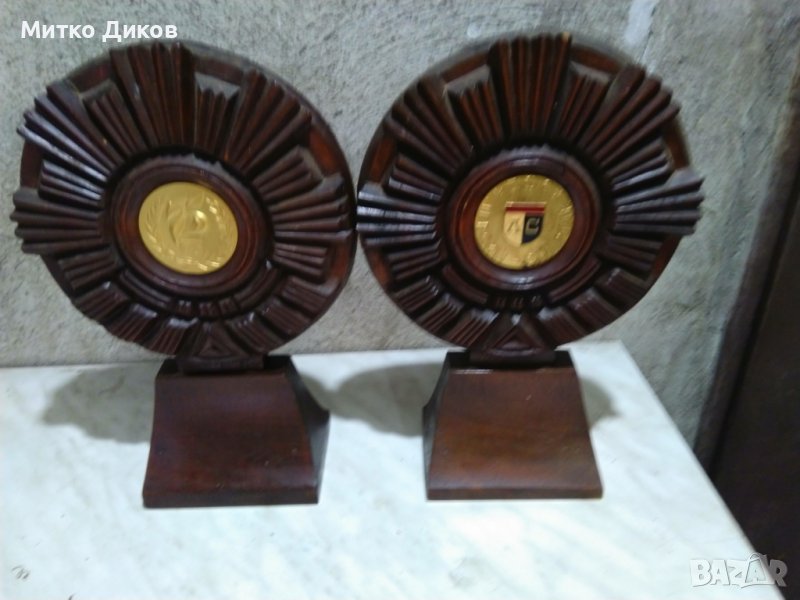 Почетен знак на Левски фи 6см 75 години в дървена рамка с дърворезба Н-315мм и фи 21см, снимка 1