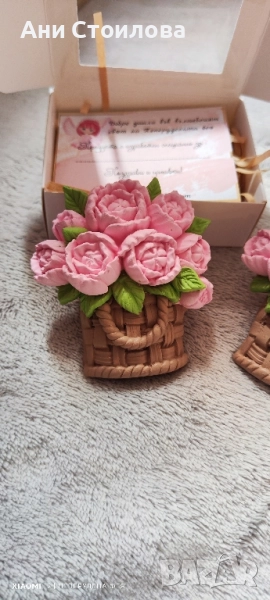 Керамична фигурка с магнит "Кошничка с божури" в кутийка, снимка 1