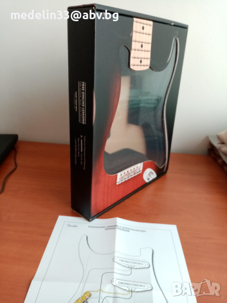 Кутия от Fender noiseless pickups and pickgard, снимка 1