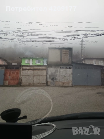 Два гаража един върху друг