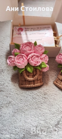 Керамична фигурка с магнит "Кошничка с божури" в кутийка