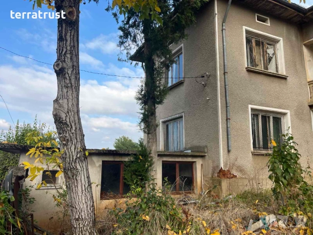 Къща с прилежащ терен, с. Голяма Желязна, обл. Ловеч, снимка 2 - Къщи - 52402634