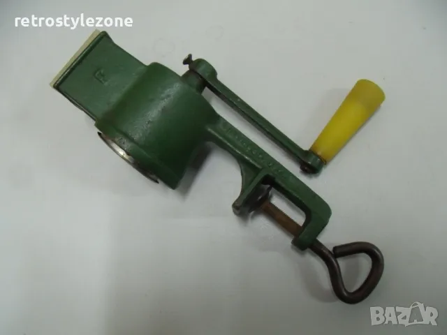 № стара метална / чугунена мелничка за орехи / ядки  - соц.период / Румъния /