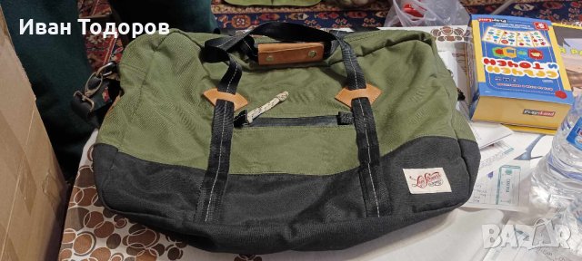 Непромукаема чанта Левис.