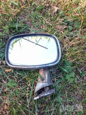 Странично огледало от стар автомобил