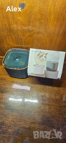 Диспенсер за вода за котки 