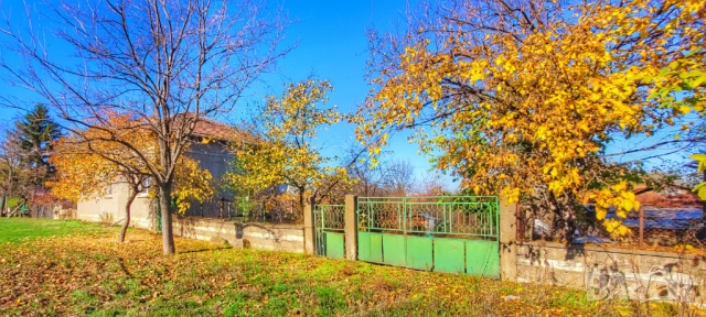 Къща с голям двор, пещ и допълнителни постройки – отлична цена!, снимка 2 - Къщи - 52416813