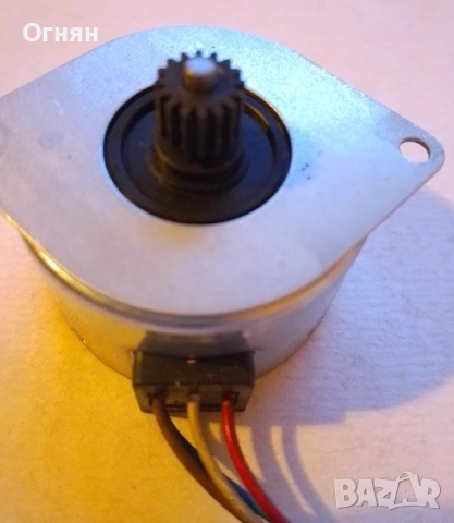 Стъпков двигател с пет извода