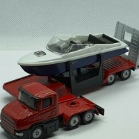 Метална количка Siku Volvo с яхта в мащаб 1:87, снимка 1 - Колекции - 39226070