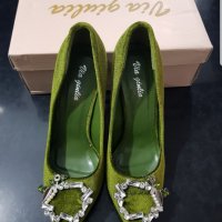 Зелени плюлени обувки с брошка, снимка 1 - Дамски обувки на ток - 32380201