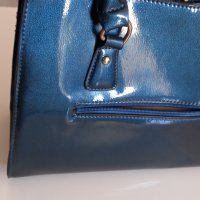 Дамска лачена, синя чанта, снимка 2 - Чанти - 43451216