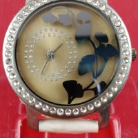 Часовник дамски бял с цветя, снимка 1 - Дамски - 16095176