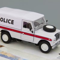 Land Rover Series III 109 пикап с тента Police - мащаб 1:43 на Cararama старо производство отваряеми, снимка 3 - Колекции - 43953940