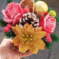 Метална кашпа,,Весели Празници"със два броя заскрежени сапунени рози и една сапунена коледна, снимка 3 - Коледни подаръци - 43250697