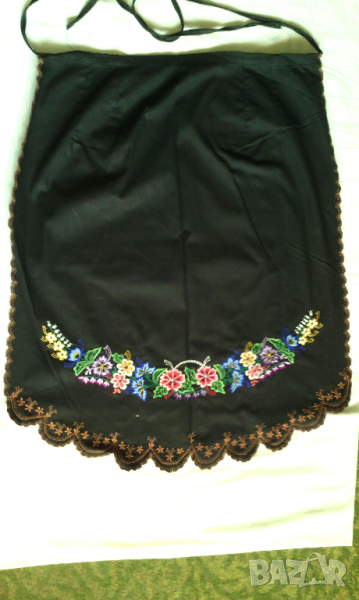 Домашно ръчно извезана престилка. Размер - 62/74см. Не ползвана. Престилки., снимка 1