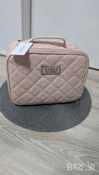 Козметична чантичка Guess, снимка 1