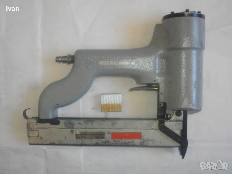 Американски пневматичен такер като нов SENCO Model K - Made in USA за скоби до 30 мм Отличен Профи, снимка 1