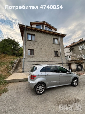 Двуетажна тухлена къща с таванска стая, двор и гараж в гр. Омуртаг