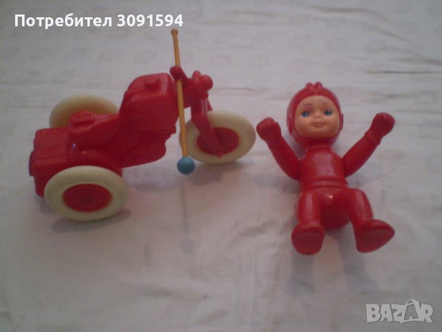 Ретро играчка моторист с мотор червена твърда пластмаса, снимка 7 - Други ценни предмети - 43906757