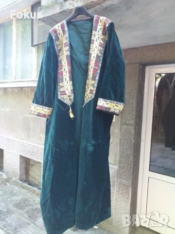 Кафтан Носия изработена от зелено кадифе и бродерия с сърма
