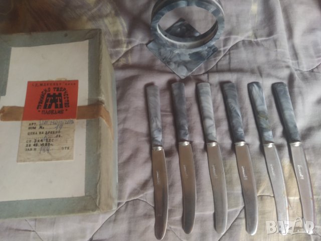 1970 лот НРБ ножове с пластмасов ножодържач, снимка 3 - Антикварни и старинни предмети - 39409304