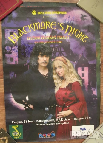 Стари плакати от рок концерти, един от които с автографи