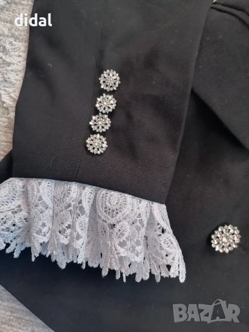 Бутиково сако с акцент от дантела и кристални копчета , снимка 2 - Сака - 48380199