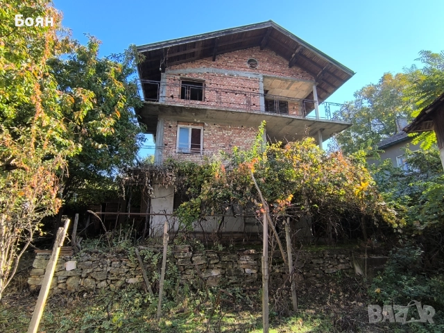 Собственик продава триетажна солидна къща 320 кв.м. в с. Тияновци, област Видин  