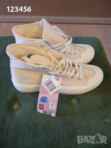 Дамски високи кецове.