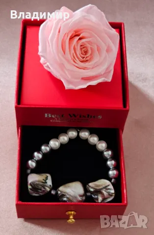 Ръчно изработена гривна седеф и перли в подаръчна кутия украсена със криогенна роза 