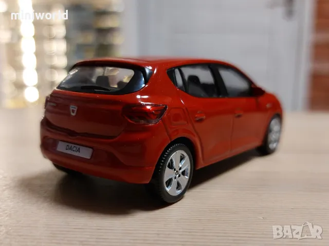 Dacia Sandero III 2020 - мащаб 1:43 на Norev моделът е нов в PVC дисплей-кейс, снимка 4 - Колекции - 49553468
