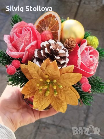 Метална кашпа,,Весели Празници"със два броя заскрежени сапунени рози и една сапунена коледна, снимка 3 - Коледни подаръци - 43250697