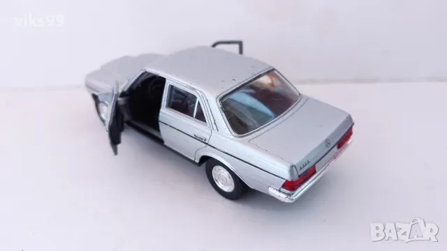 Mercedes-Benz E-Class 230E Welly - Мащаб 1:34-39, снимка 2 - Колекции - 48424971