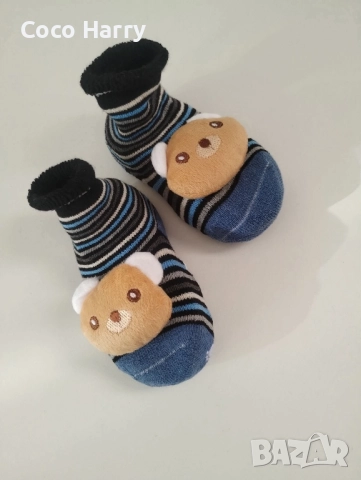 Чорапки за бебе с играчка