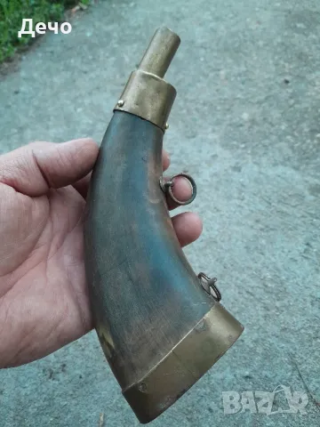 Стара красива имитация на барутница.На Дозатора няма отвор Чудесен екземпляр към облекло или декор.