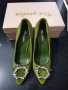 Зелени плюшени обувки с брошка, снимка 1 - Дамски обувки на ток - 32380201