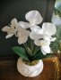 Изкуствена орхидея в мраморна кашпа , снимка 1 - Изкуствени цветя - 38255631