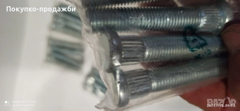 шпилки за фланци за спортни автомобили или преходни фланци ф12 с шлици за набиване MOMO   , снимка 1