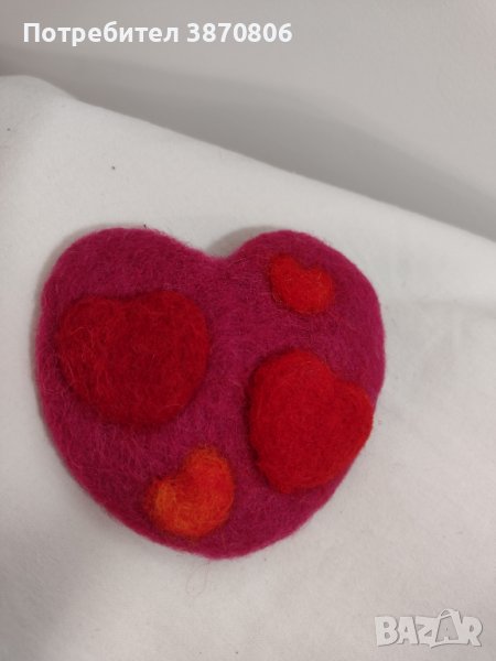 Голяма, зимна брошка за връхна дреха от вълна "Любящо сърце", снимка 1