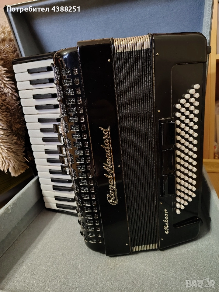 Акордеон Роял Стандарт с куфар, снимка 1