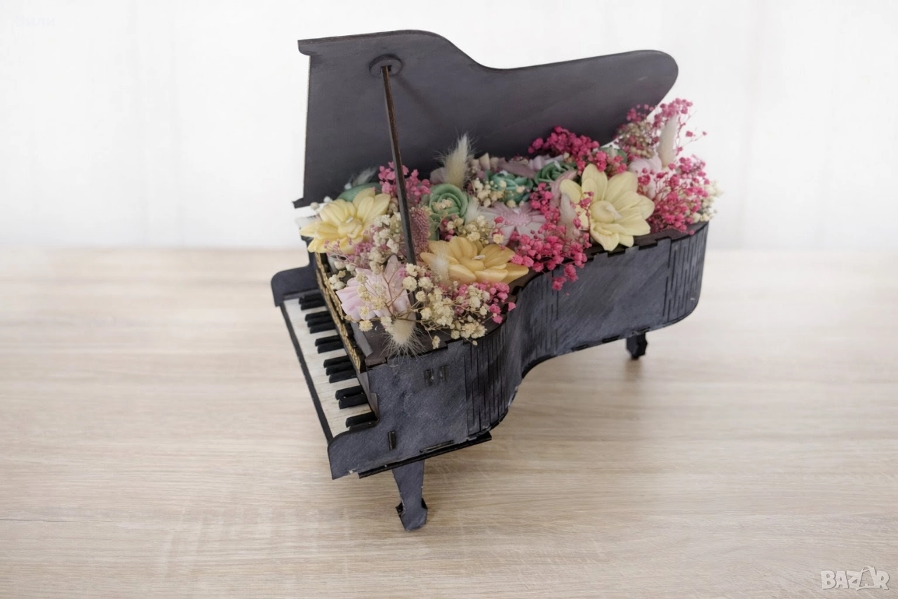 Кутия пиано с букет от соеви свещи, снимка 1