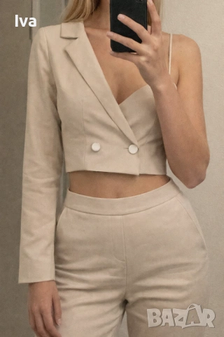 Елегантен бежов костюм в две части - размери XS, S
