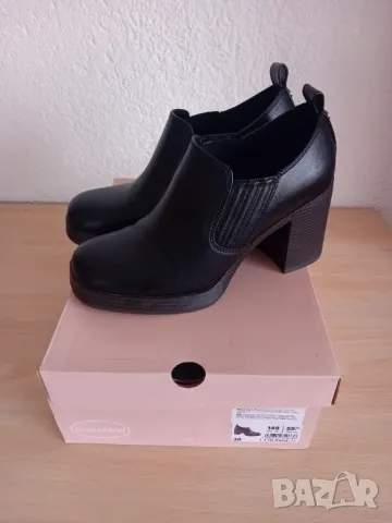 Затворени дамски обувки с висок ток