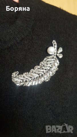 НАМАЛЕН - H&M нов черен пуловер с брошка, снимка 5 - Блузи с дълъг ръкав и пуловери - 40567352