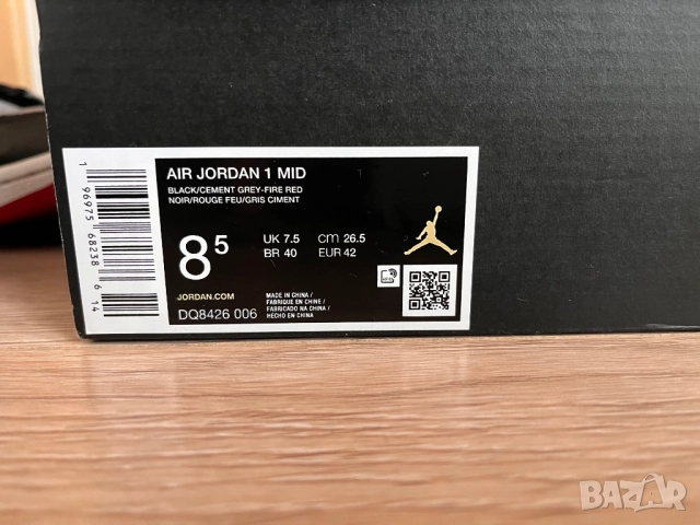 ОРИГИНАЛНИ Nike Air Jordan 1 mid в размер EUR42, снимка 5 - Маратонки - 52718225