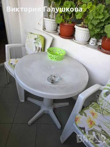 Пластмасова маса с 3 стола и табуретка, снимка 3 - Маси - 52955759
