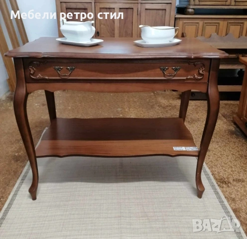 Антична дървена маса в  класически стил вдъхновен от епохата на '' Луи XV'. 