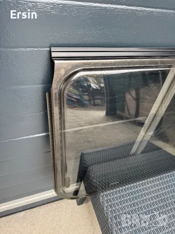 Прозорец Dometic с размер 900х520 (Има много малка забележка която се вижда на снимките), снимка 6 - Къмпинг мебели - 49897930