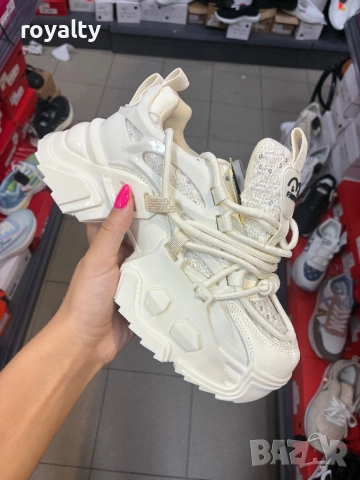 Бели модерни дамски маратонки 